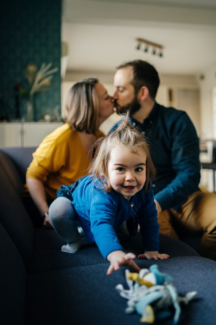 Shooting photo à domicile pour une fille de 1 ans et ses parents