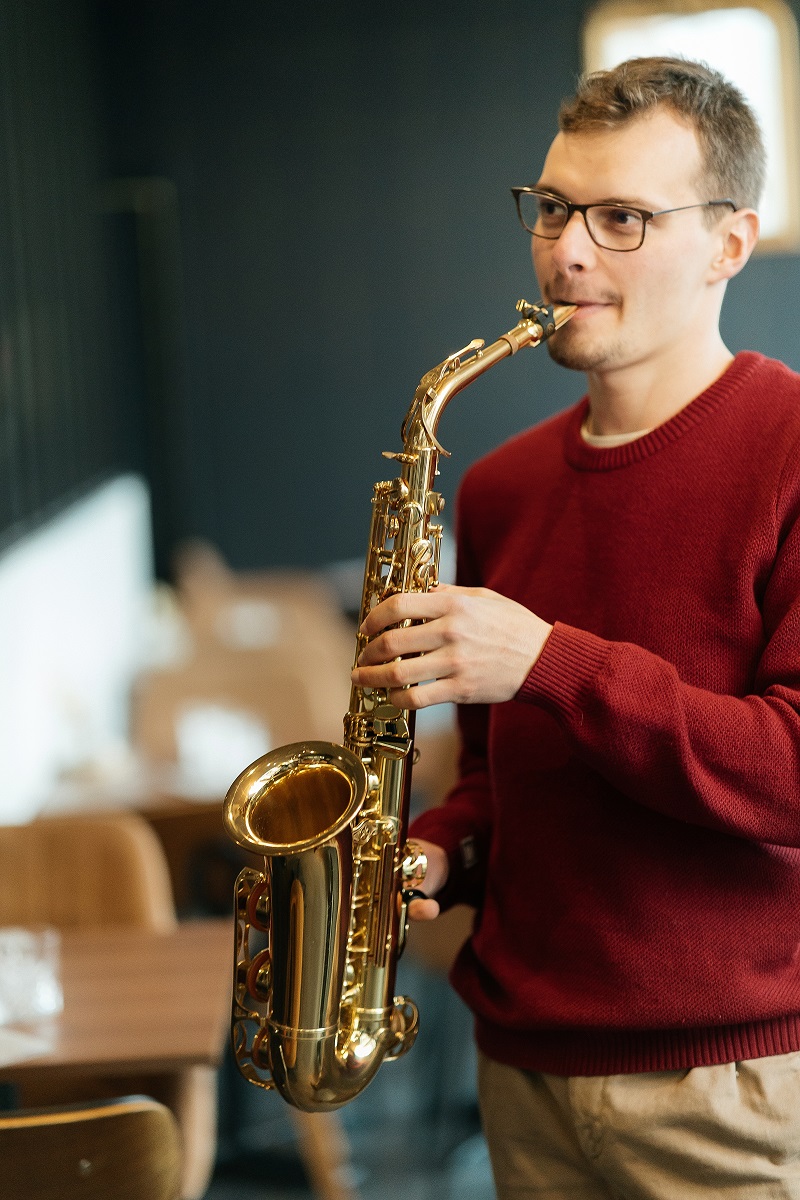 Homme jouant saxophone