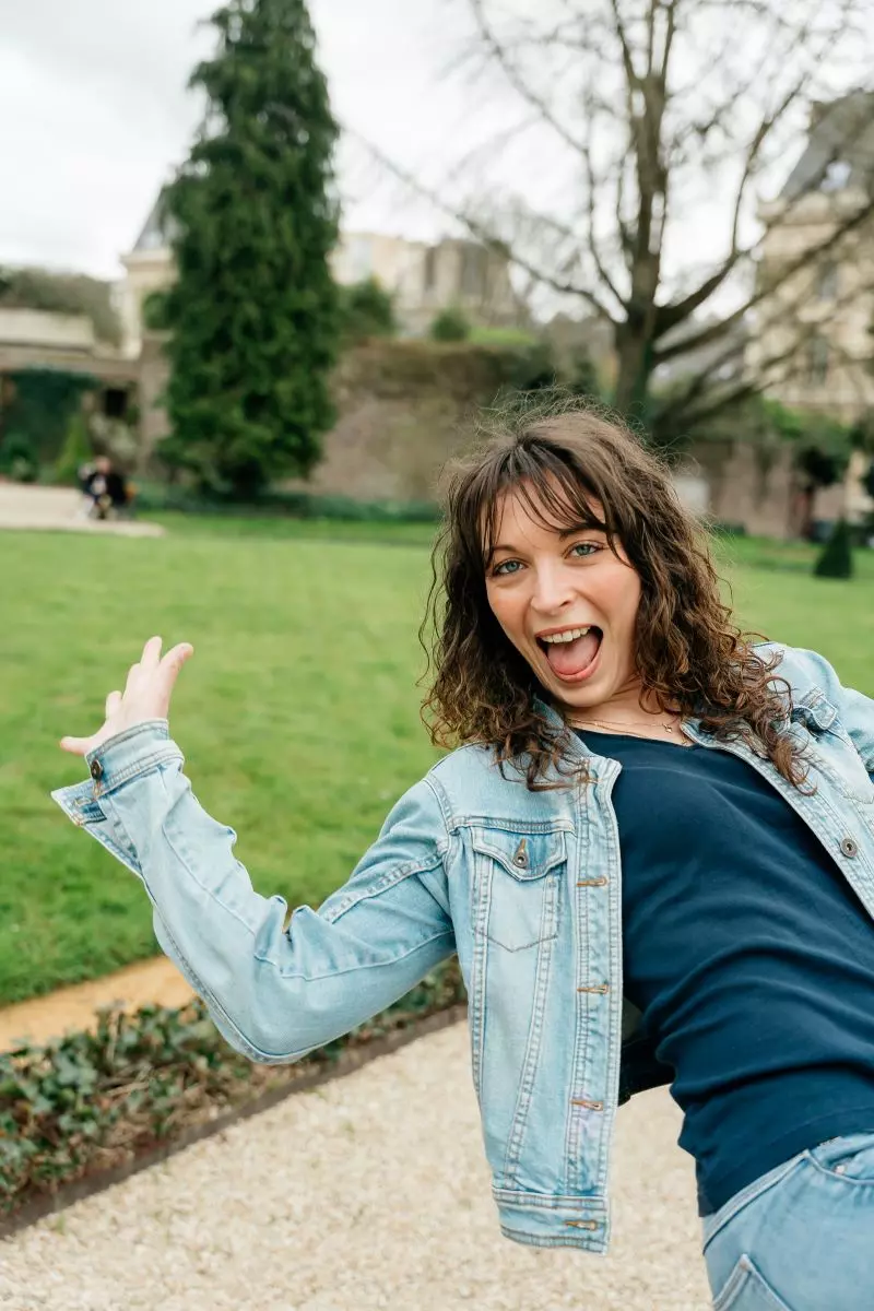 jeune femme avec une main à l'air et bouche ouverte lors d'un evjf au jardin du palais de st georges à rennes