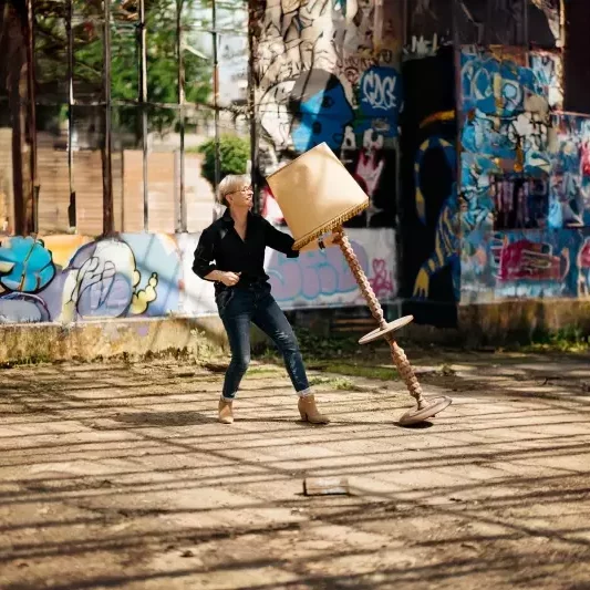 une femme avec un lampadaire dans une zone urbex à la courrouze à rennes