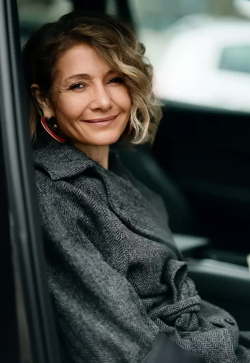 Portrait professionnel d'une femme souriante assise dans une voiture à Rennes