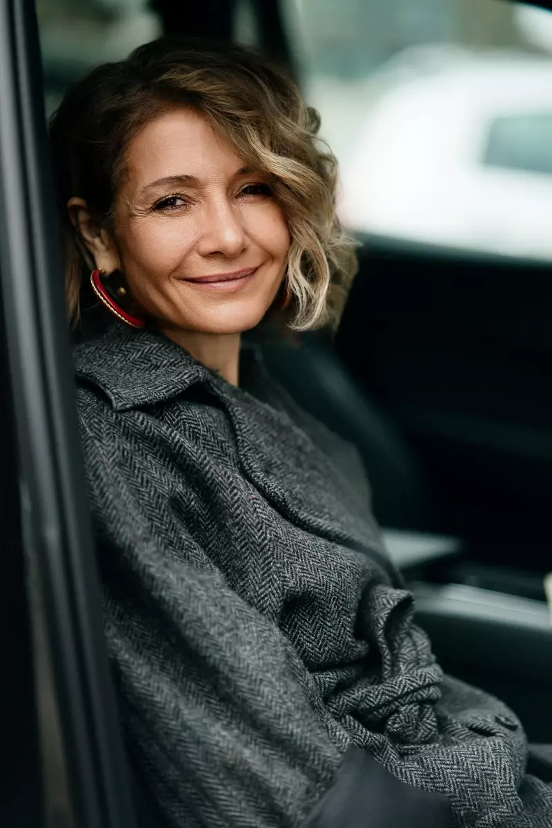 Portrait professionnel d'une femme souriante assise dans une voiture à Rennes