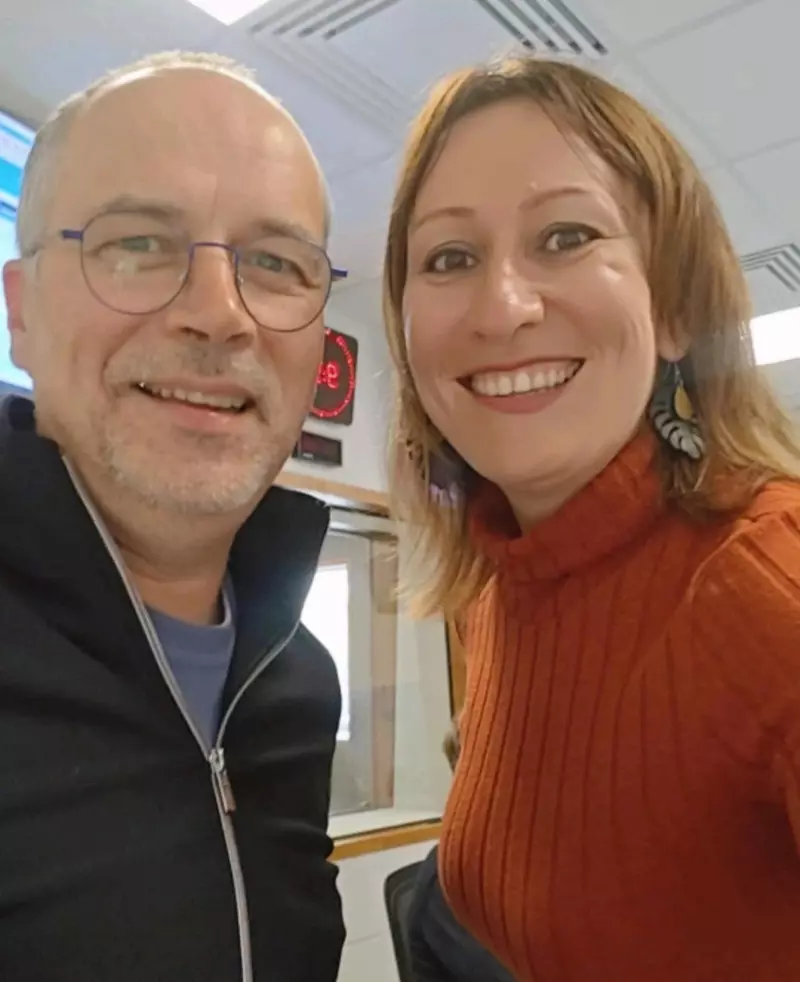 Portrait complice d'une photographe professionnelle à Rennes (35) avec un journaliste radio dans un studio.