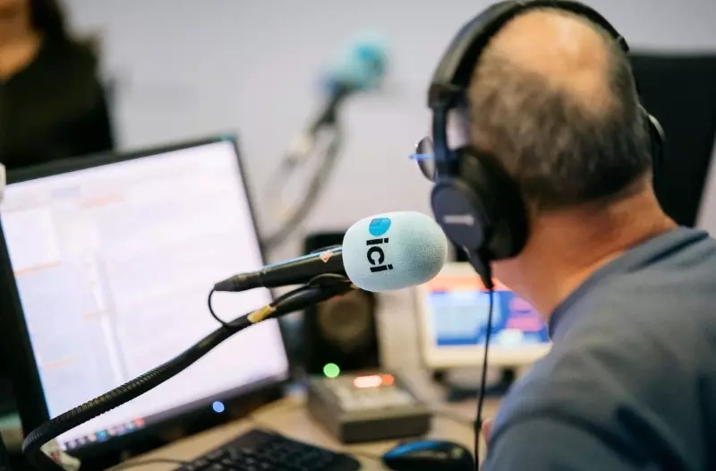 Animateur radio en pleine émission à Ici Armorique, capté sur le vif dans un moment de concentration
