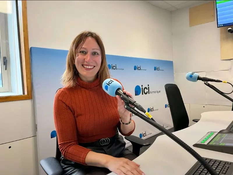 Portrait naturel en lumière douce d'une photographe professionnelle à Rennes, captée dans un studio radio.